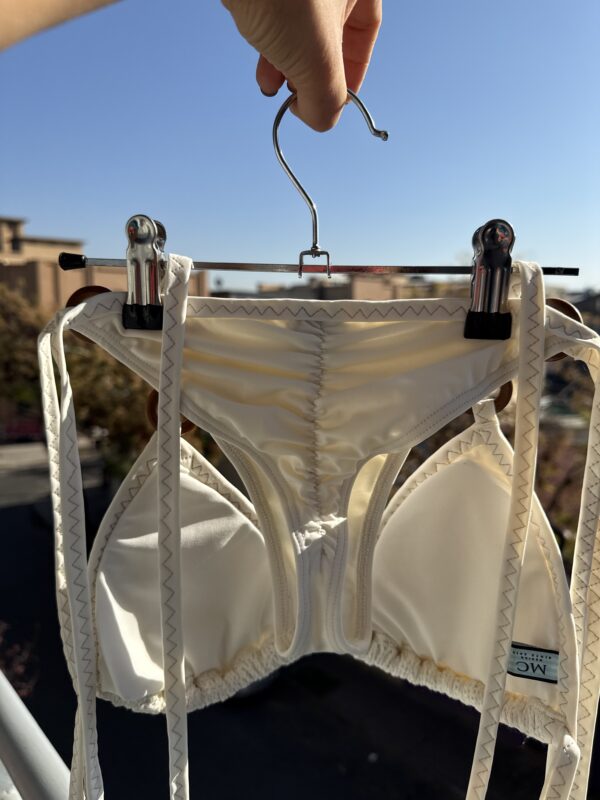 Traje de baño modelo CURAZAO Blanco Invierno con Aros de Madera - Imagen 2